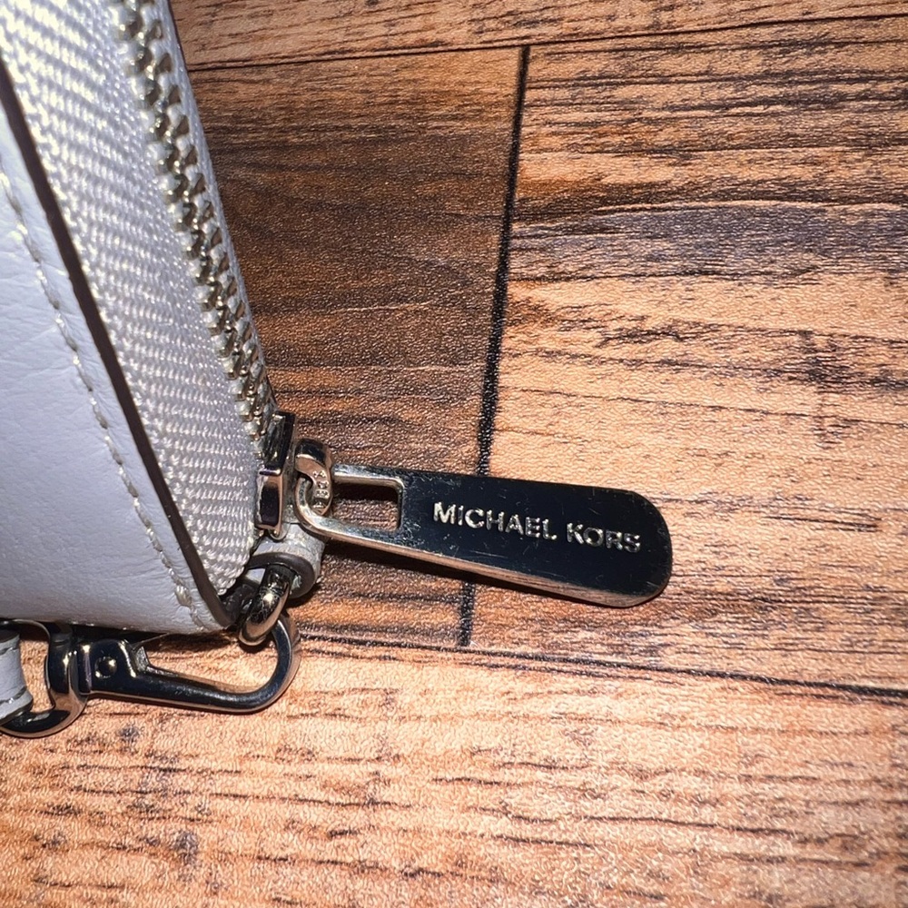 Michael Kors Gray Leather Wallet GUC - Picture 5 of 8